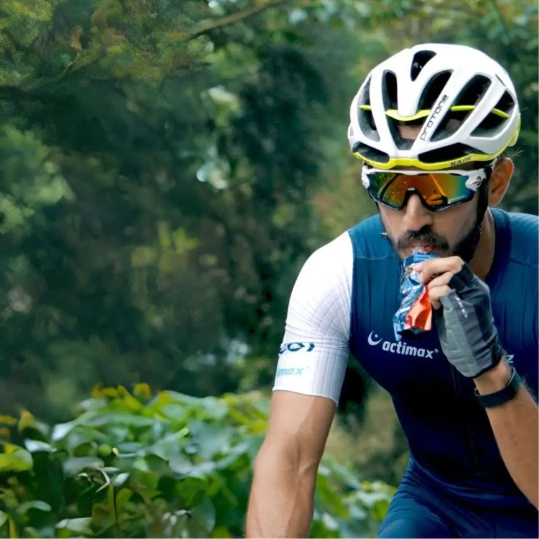 Ciclista Actimax alimentándose durante una ruta