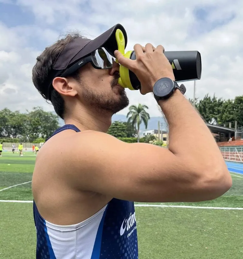 Deportista bebiendo durante entrenamiento